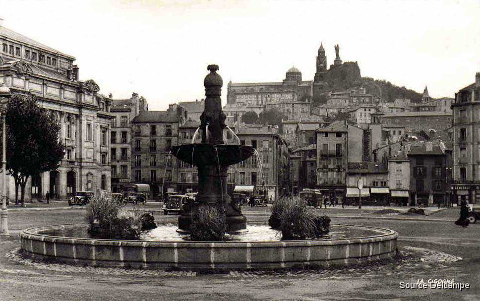 43 Le Puy Place Michelet.jpg